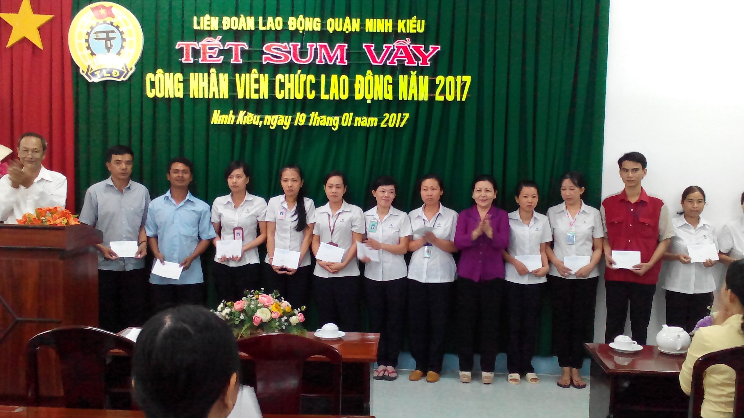 CHƯƠNG TRÌNH “TẾT SUM VẦY ” TẶNG QUÀ TẾT CHO CÔNG NHÂN LAO ĐỘNG CÓ HOÀN CẢNH KHÓ KHĂN NHÂN DỊP XUÂN ĐINH DẬU NĂM 2017