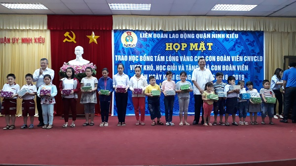 LIÊN ĐOÀN LAO ĐỘNG QUẬN NINH KIỀU HỌP MẶT TRAO HỌC BỔNG TẤM LÒNG VÀNG VÀ TẶNG QUÀ CHO HỌC SINH NGHÈO, HỌC GIỎI CÓ HOÀN CẢNH KHÓ KHĂN  NĂM HỌC 2018 – 2019