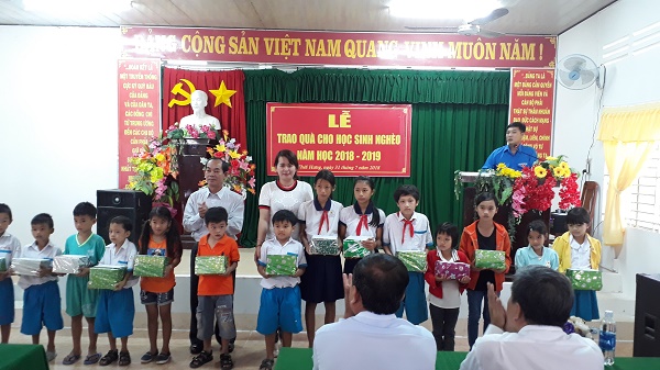 LIÊN ĐOÀN LAO ĐỘNG PHỐI HỢP QUẬN ĐOÀN QUẬN NINH KIỀU TẶNG QUÀ CHO CÁC EM HỌC SINH VƯỢT KHÓ HỌC GIỎI XÃ THỚI HƯNG HUYỆN CỜ ĐỎ NĂM HỌC 2018- 2019