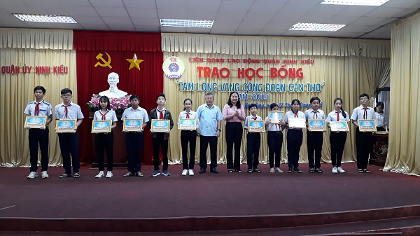 LIÊN ĐOÀN LAO ĐỘNG QUẬN NINH KIỀU HỌP MẶT TRAO HỌC BỔNG TẤM LÒNG VÀNG NĂM HỌC 2018 – 2019