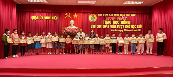 LIÊN ĐOÀN LAO ĐỘNG QUẬN NINH KIỀU HỌP MẶT TRAO HỌC BỔNG CHO CON ĐOÀN VIÊN VƯỢT KHÓ HỌC GIỎI