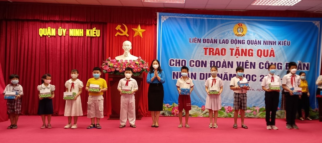 LIÊN ĐOÀN LAO ĐỘNG QUẬN NINH KIỀU TỔ CHỨC HỌP MẶT VÀ TẶNG QUÀ CHO CON ĐOÀN VIÊN CÔNG ĐOÀN NHÂN DỊP ĐẦU NĂM HỌC MỚI 2021 – 2022