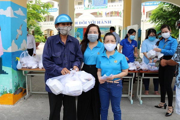  NINH KIỀU TRAO 200 SUẤT CƠM TRƯA CHO ĐOÀN VIÊN NGHIỆP ĐOÀN TRÊN ĐỊA BÀN QUẬN BỊ ẢNH HƯỞNG DỊCH BỆNH COVID-19