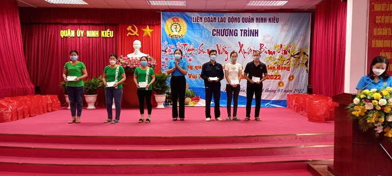 LIÊN ĐOÀN LAO ĐỘNG QUẬN NINH KIỀU TỔ CHỨC CHƯƠNG TRÌNH “TẾT SUM VẦY – XUÂN BÌNH AN” TẶNG QUÀ CHO ĐOÀN VIÊN NGƯỜI LAO ĐỘNG VUI XUÂN ĐÓN TẾT NHÂM DẦN - 2022