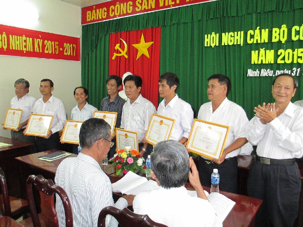 Lãnh đạo cơ quan Ban quản lý chợ quận Ninh Kiều, phối hợp với Ban Chấp hành Công đoàn cơ sở tổ chức Hội nghị cán bộ - công chức năm 2015. 