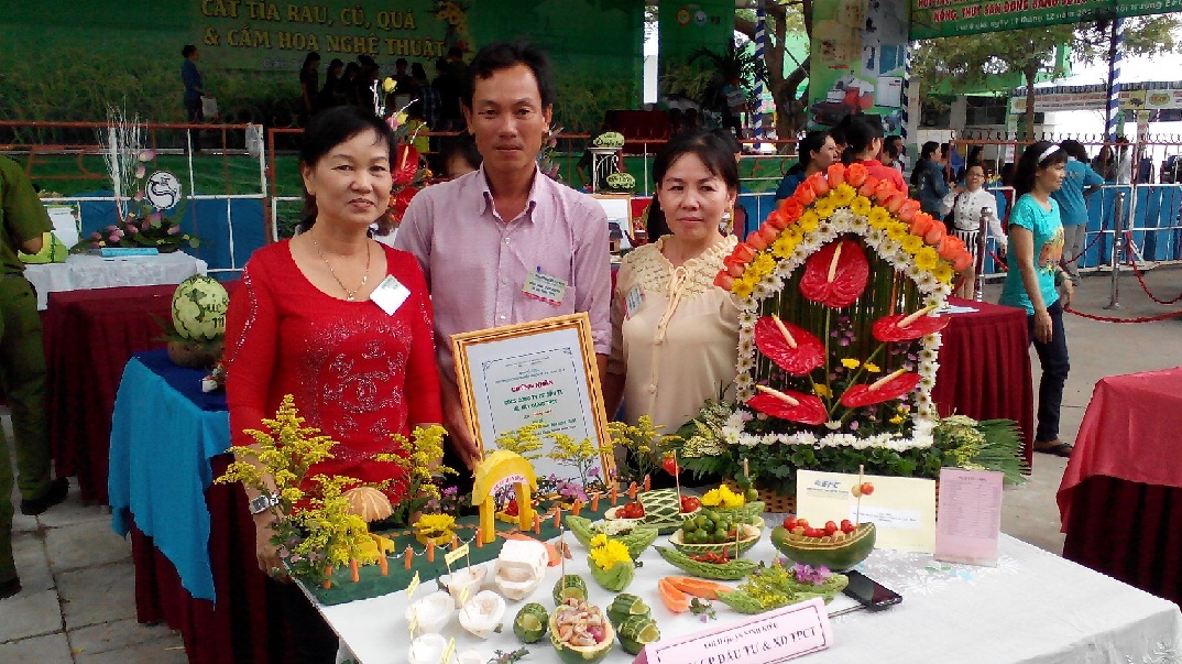 Hội thi “Cắt tỉa rau củ quả và cắm hoa nghệ thuật” 