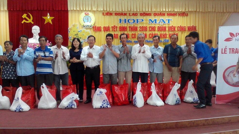 LIÊN ĐOÀN LAO ĐỘNG QUẬN NINH KIỀU TỔ CHỨC PHÁT QUÀ TẾT BÍNH THÂN CHO CNVCLĐ - ĐOÀN VIÊN NGHIỆP ĐOÀN