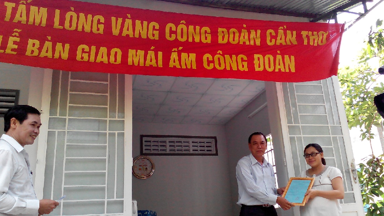 Liên đoàn Lao động quận Ninh Kiều tổ chức bàn giao nhà “Mái ấm Công đoàn” cho đoàn viên Công đoàn cơ sở Đài Truyền thanh quận Ninh Kiều