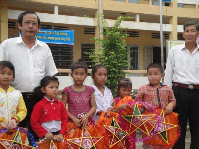 NHÀ VĂN HÓA LAO ĐỘNG THÀNH PHỐ CẦN THƠ TRAO QUÀ TRUNG THU CHO CÁC CHÁU THIẾU NHI TRƯỜNG TIỂU HỌC TÂN PHƯỚC HƯNG 3, HUYỆN PHỤNG HIỆP, TỈNH HẬU GIANG.