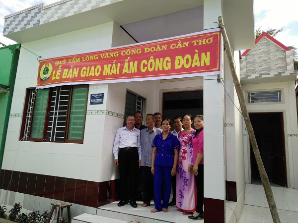 LIÊN ĐOÀN LAO ĐỘNG QUẬN Ô MÔN BÀN GIAO MÁI ẤM CÔNG ĐOÀN CHO ĐOÀN VIÊN NĂM 2016