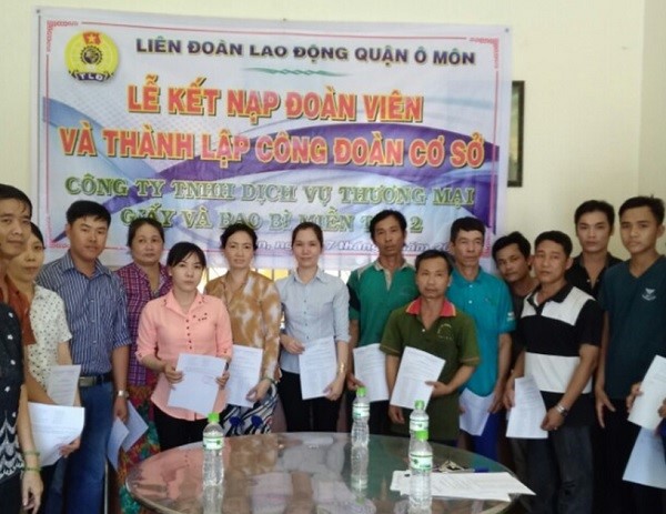 LIÊN ĐOÀN LAO ĐỘNG QUẬN Ô MÔN KẾT NẠP ĐOÀN VIÊN VÀ THÀNH LẬP CÔNG ĐOÀN CƠ SỞ