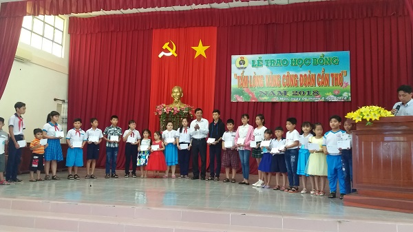 LIÊN ĐOÀN LAO ĐỘNG QUẬN Ô MÔN TỔ CHỨC TRAO HỌC BỔNG “TẤM LÒNG VÀNG CÔNG ĐOÀN CẦN THƠ” VÀ TRAO QUÀ NHÂN NGÀY KHAI GIẢNG NĂM HỌC 2018 - 2019