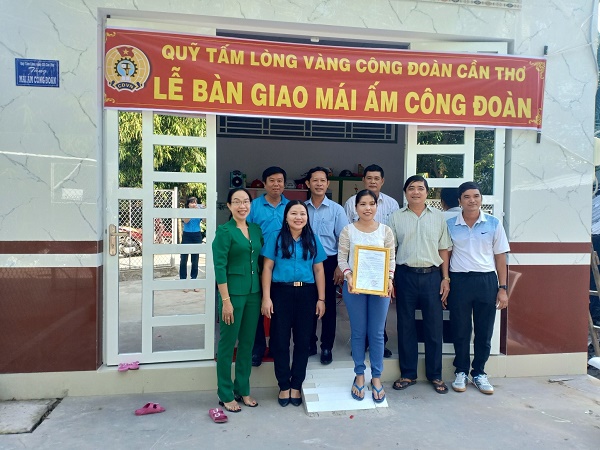    QUẬN Ô MÔN BÀN GIAO MÁI ẤM CÔNG ĐOÀN  CHO ĐOÀN VIÊN NĂM 2019