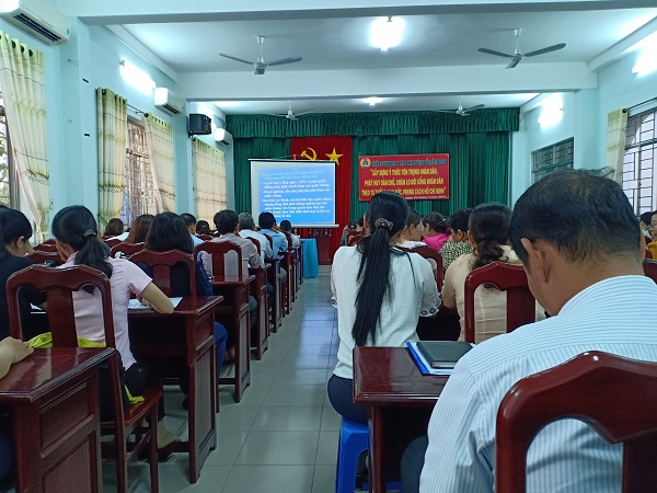 LIÊN ĐOÀN LAO ĐỘNG QUẬN Ô MÔN TỔ CHỨC HỌC TẬP, QUÁN TRIỆT CHUYÊN ĐỀ NĂM 2019 “ XÂY DỰNG Ý THỨC TÔN TRỌNG NHÂN DÂN, PHÁT HUY DÂN CHỦ, CHĂM LO ĐỜI SỐNG NHÂN DÂN THEO TƯ TƯỞNG, ĐẠO ĐỨC, PHONG CÁCH HỒ CHÍ MINH”