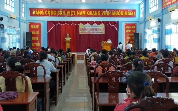 LIÊN ĐOÀN LAO ĐỘNG QUẬN Ô MÔN TỔ CHỨC TRAO TIỀN HỖ TRỢ CHO ĐOÀN VIÊN, NGƯỜI LAO ĐỘNG CÓ HOÀN CẢNH KHÓ KHĂN BỊ ẢNH HƯỞNG DỊCH COVID -19