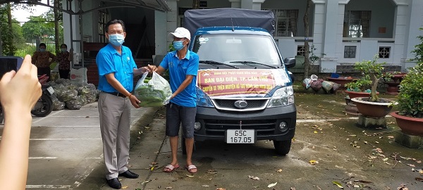 LIÊN ĐOÀN LAO ĐỘNG QUẬN Ô MÔN TẶNG QUÀ CHO ĐOÀN VIÊN, NGƯỜI LAO ĐỘNG TẠI CÁC KHU CÁCH LY, CÁC ĐIỂM PHONG TỎA TRONG ĐỢT PHÒNG, CHỐNG DỊCH COVID -19