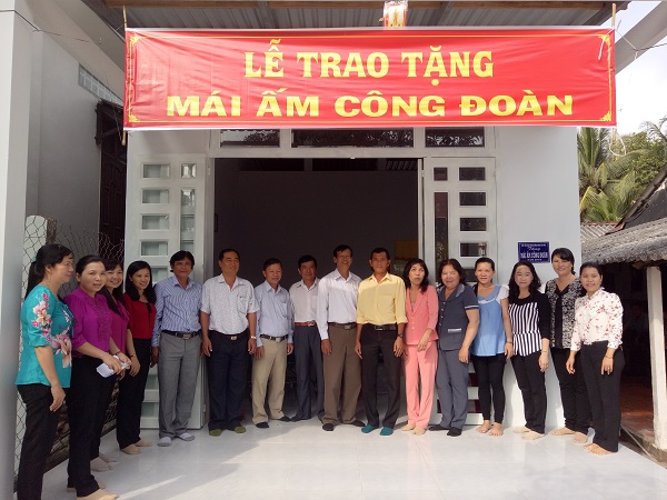 TRAO TẶNG “MÁI ẤM CÔNG ĐOÀN” CHO CÔNG ĐOÀN VIÊN  CÔNG ĐOÀN GIÁO DỤC HUYỆN PHONG ĐIỀN