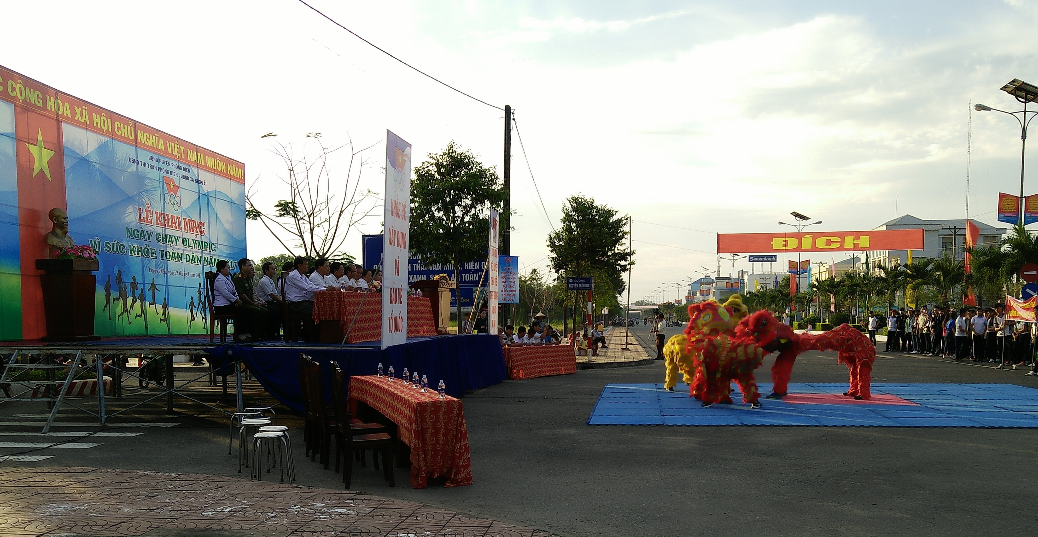 ĐOÀN VIÊN, CNVCLĐ HUYỆN PHONG ĐIỀN THAM GIA “NGÀY CHẠY OLYMPIC VÌ SỨC KHỎE TOÀN DÂN”