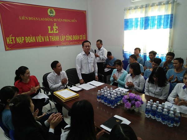 LIÊN ĐOÀN LAO ĐỘNG HUYỆN PHONG ĐIỀN TỔ CHỨC LỄ KẾT NẠP ĐOÀN VIÊN VÀ THÀNH LẬP CÔNG ĐOÀN CƠ SỞ