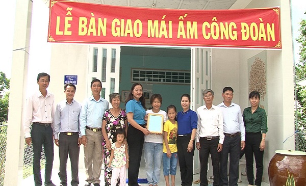 LIÊN ĐOÀN LAO ĐỘNG HUYỆN PHONG ĐIỀN PHONG ĐIỀN: BÀN GIAO NHÀ “MÁI ẤM CÔNG ĐOÀN” CHO ĐOÀN VIÊN CÔNG ĐOÀN KHÓ KHĂN VỀ NHÀ Ở