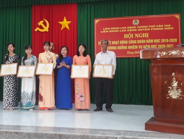 PHONG ĐIỀN TỔ CHỨC TỔNG KẾT HOẠT ĐỘNG  CÔNG ĐOÀN NĂM HỌC 2019-2020 VÀ TRIỂN KHAI NHIỆM VỤ NĂM HỌC 2020-2021