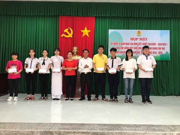 HỌP MẶT KỶ NIỆM 19 NĂM NGÀY GIA ĐÌNH VIỆT NAM (28/6/2001-28/6/2020) VÀ TRAO HỌC BỔNG “QUỸ TẤM LÒNG VÀNG CÔNG ĐOÀN CẦN THƠ” CHO CON ĐOÀN VIÊN CÔNG ĐOÀN VƯỢT KHÓ HỌC TỐT NĂM HỌC 2018-2019