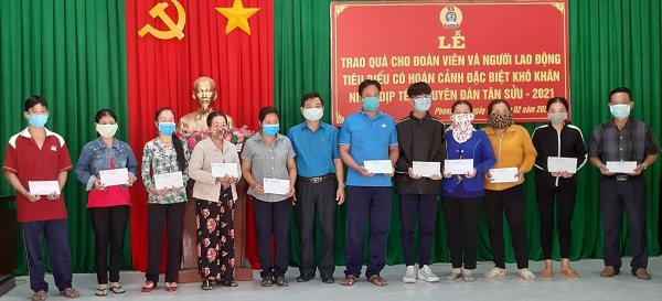 LIÊN ĐOÀN LAO ĐỘNG HUYỆN PHONG ĐIỀN TRAO QUÀ TẾT NGUYÊN ĐÁN TÂN SỬU