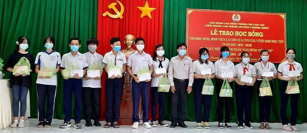 TRAO HỌC BỔNG TẤM LÒNG VÀNG NĂM 2021 CHO CON CNVCLĐ VƯỢT KHÓ HỌC GIỎI