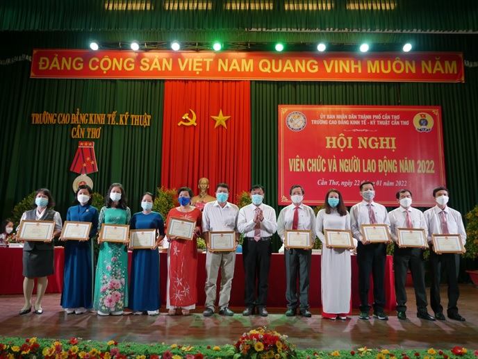 HỘI NGHỊ VIÊN CHỨC VÀ NGƯỜI LAO ĐỘNG NĂM 2022 CỦA TRƯỜNG CAO ĐẲNG  KINH TẾ - KỸ THUẬT CẦN THƠ 