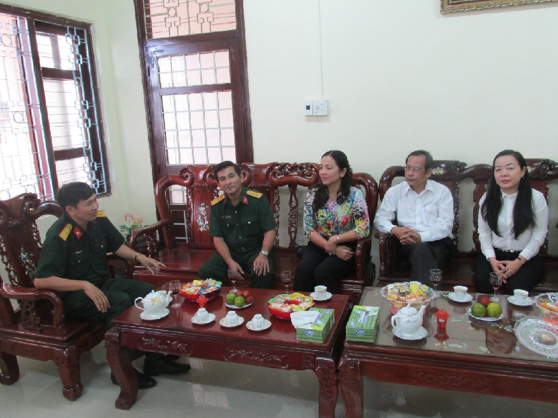 Nhân dịp kỷ niệm 70 năm ngày thành lập Quân đội nhân dân Việt Nam và 25 năm ngày Hội Quốc phòng toàn dân (22/12/ 1944 - 22/12/2014). Chiều ngày 22/12, Liên đoàn Lao động thành phố Cần Thơ tổ chức đoàn đã đến thăm và tặng quà các cán bộ, chiến sĩ