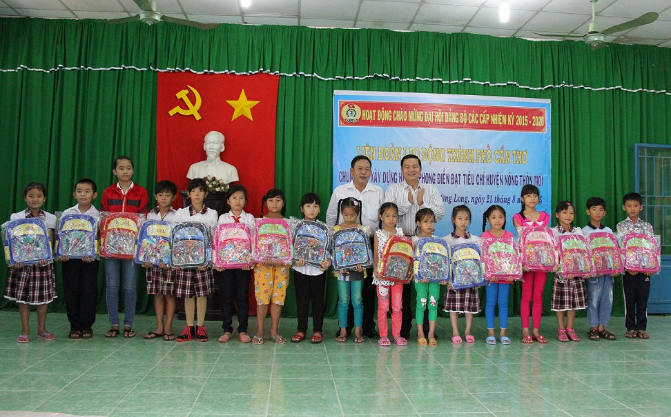 TẶNG QUÀ CHO CON CÔNG NHÂN VIÊN CHỨC LAO ĐỘNG VƯỢT KHÓ, HỌC GIỎI 