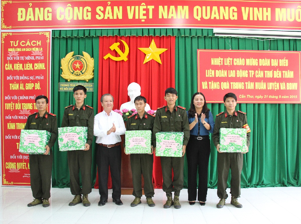 LIÊN ĐOÀN LAO ĐỘNG THÀNH PHỐ CẦN THƠ THĂM, TẶNG QUÀ CHO TÂN BINH NHẬP NGŨ
