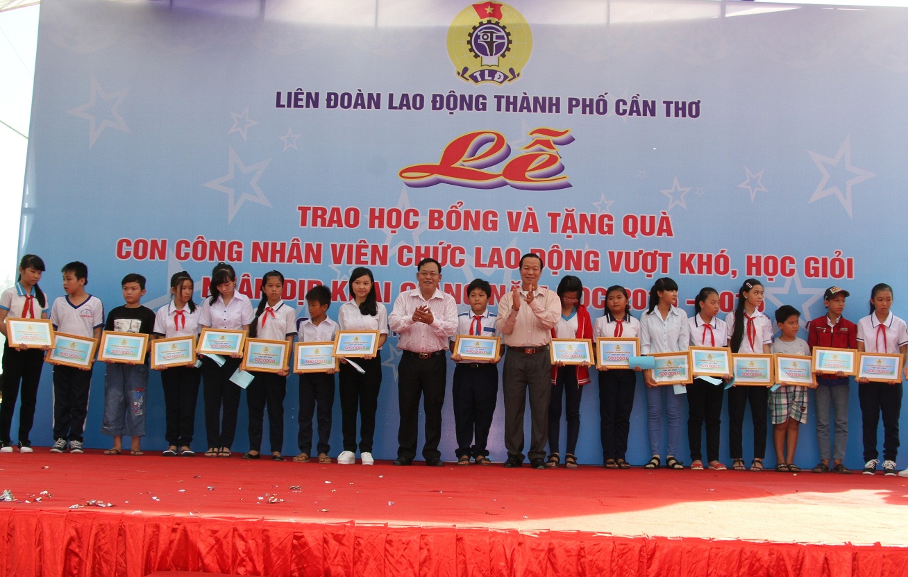 LIÊN ĐOÀN LAO ĐỘNG THÀNH PHỐ TRAO HỌC BỔNG VÀ TẶNG QUÀ CHO CON CNVCLĐ VƯỢT KHÓ HỌC GIỎI, NĂM HỌC 2015- 2016