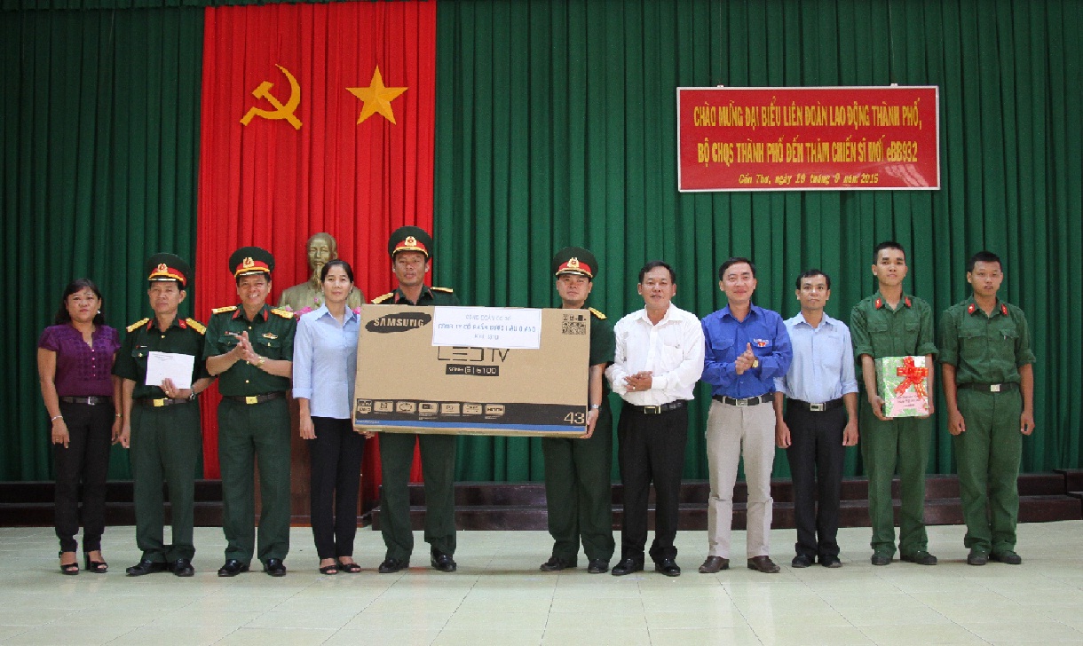 LIÊN ĐOÀN LAO ĐỘNG THÀNH PHỐ CẦN THƠ THĂM, TẶNG QUÀ CHO TÂN BINH NHẬP NGŨ