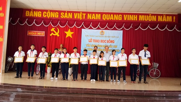 LIÊN ĐOÀN LAO ĐỘNG HUYỆN THỚI LAI TRAO HỌC BỔNG QUỸ TẤM LÒNG VÀNG CÔNG ĐOÀN CẦN THƠ NĂM 2017