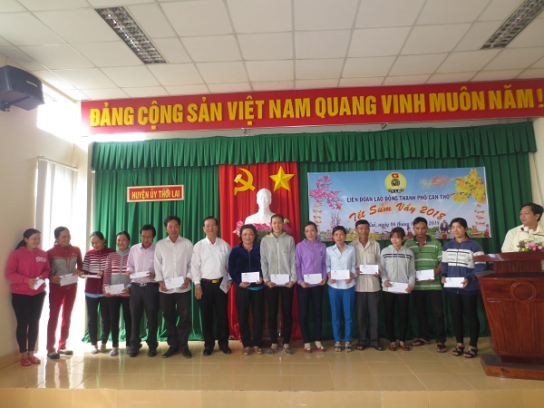  LIÊN ĐOÀN LAO ĐỘNG HUYỆN THỚI LAI TRAO QUÀ TẾT NGUYÊN ĐÁN MẬU TUẤT - NĂM 2018