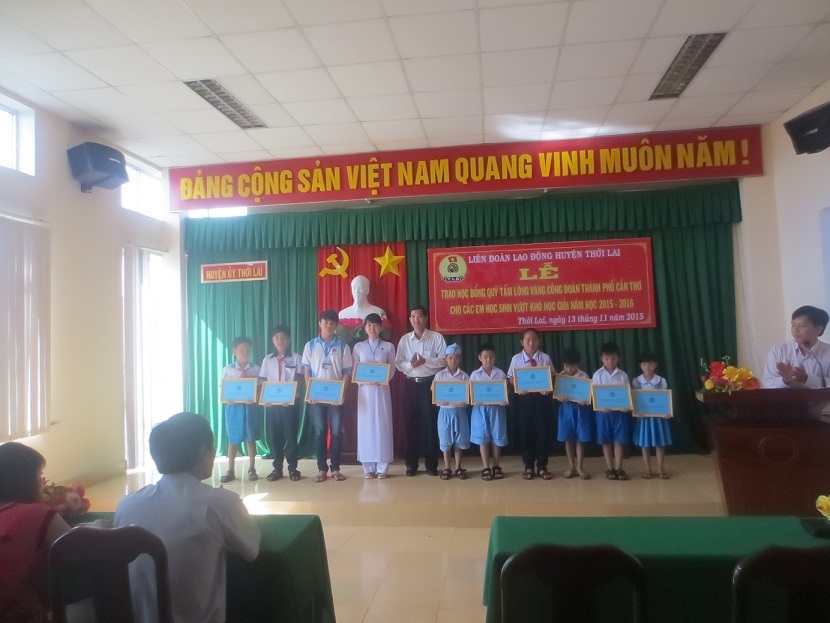 Liên đoàn Lao động huyện Thới Lai tổ chức Lễ trao học bổng Quỹ Tấm lòng vàng năm 2015.