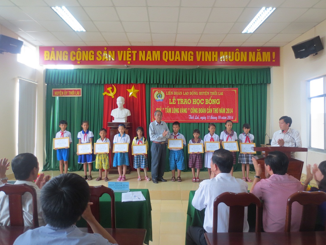 Liên đoàn Lao động huyện Thới Lai trao học bổng ″Quỹ Tấm lòng vàng Công đoàn Cần Thơ″