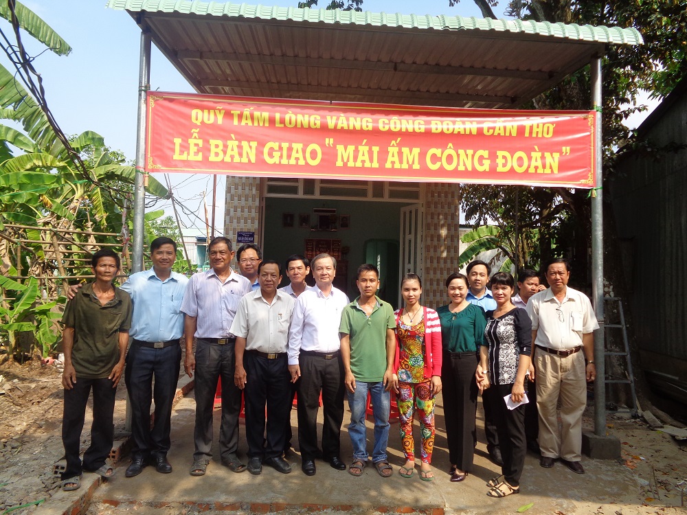 LIÊN ĐOÀN LAO ĐỘNG QUẬN THỐT NỐT BÀN GIAO MÁI ẤM CÔNG ĐOÀN CHO ĐOÀN VIÊN CÓ HOÀN CẢNH KHÓ KHĂN