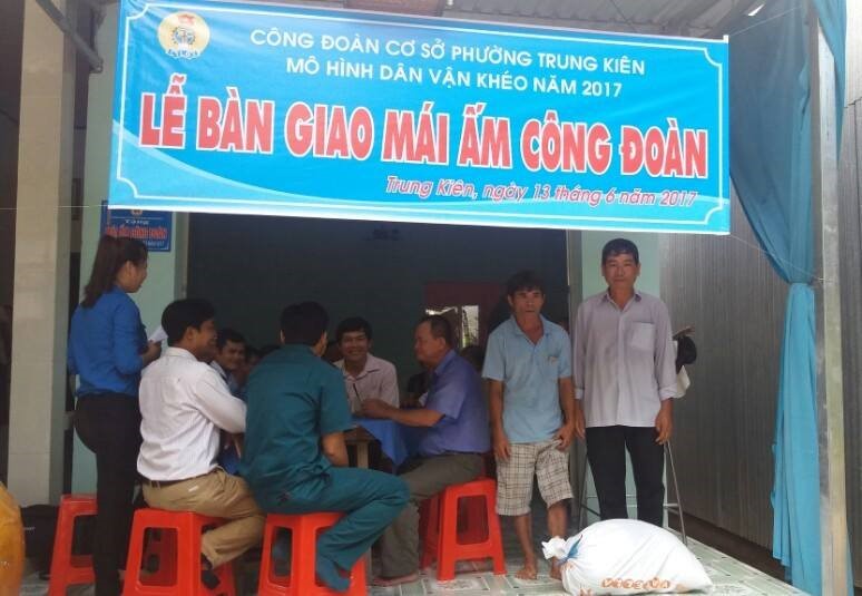 CĐCS phường Trung Kiên tổ chức  Lễ bàn giao “Mái  ấm công đoàn” năm 2017