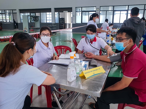 THỐT NỐT TỔ CHỨC TIÊM NGỪA VACCIN COVID-19 CHO CÔNG NHÂN LAO ĐỘNG TRÊN ĐỊA BÀN QUẬN