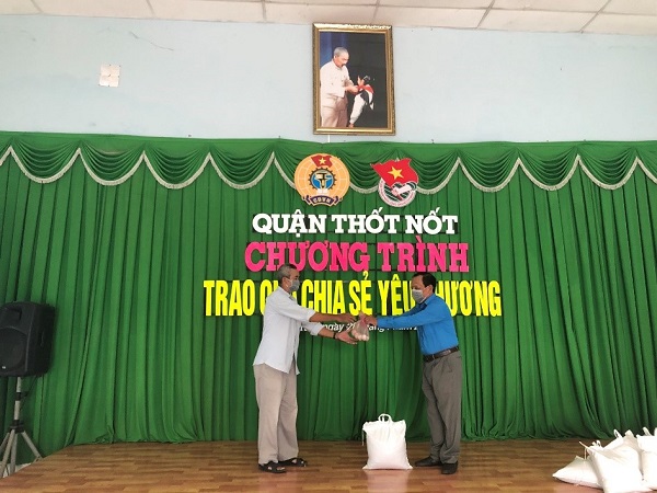 NHỮNG PHẦN QUÀ CHIA SẺ YÊU THƯƠNG