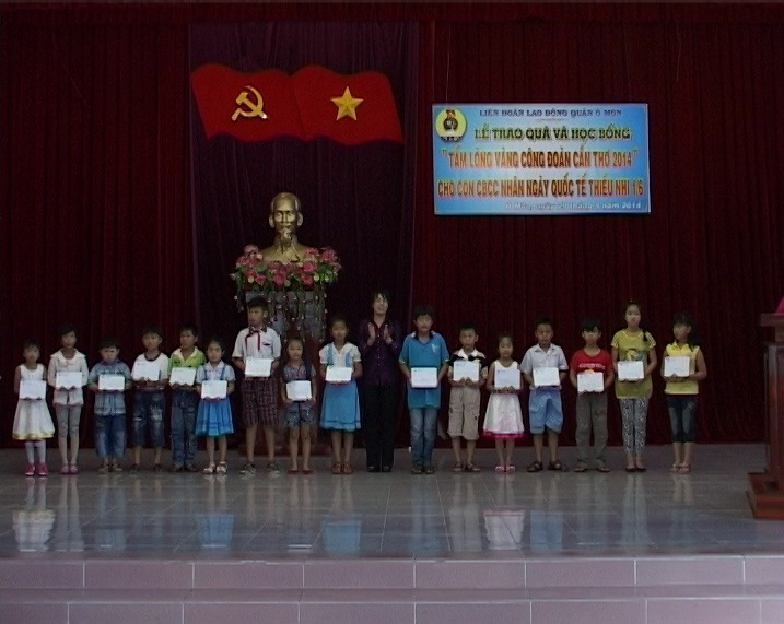 LIÊN ĐOÀN LAO ĐỘNG QUẬN Ô MÔN TỔ CHỨC LỄ TRAO HỌC BỔNG TẤM LÒNG VÀNG CÔNG ĐOÀN CẦN THƠ VÀ “ THÁNG HÀNH ĐỘNG VÌ TRẺ EM” NĂM 2014