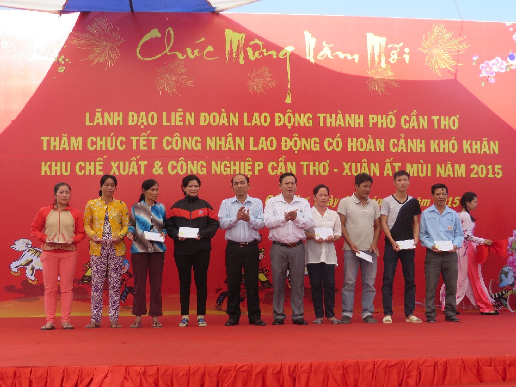 LIÊN ĐOÀN LAO ĐỘNG THÀNH PHỐ TRAO QUÀ TẾT CHO CÔNG NHÂN LAO ĐỘNG CÓ HOÀN CẢNH KHÓ KHĂN NHÂN DỊP TẾT NGUYÊN ĐÁN ẤT MÙI NĂM 2015