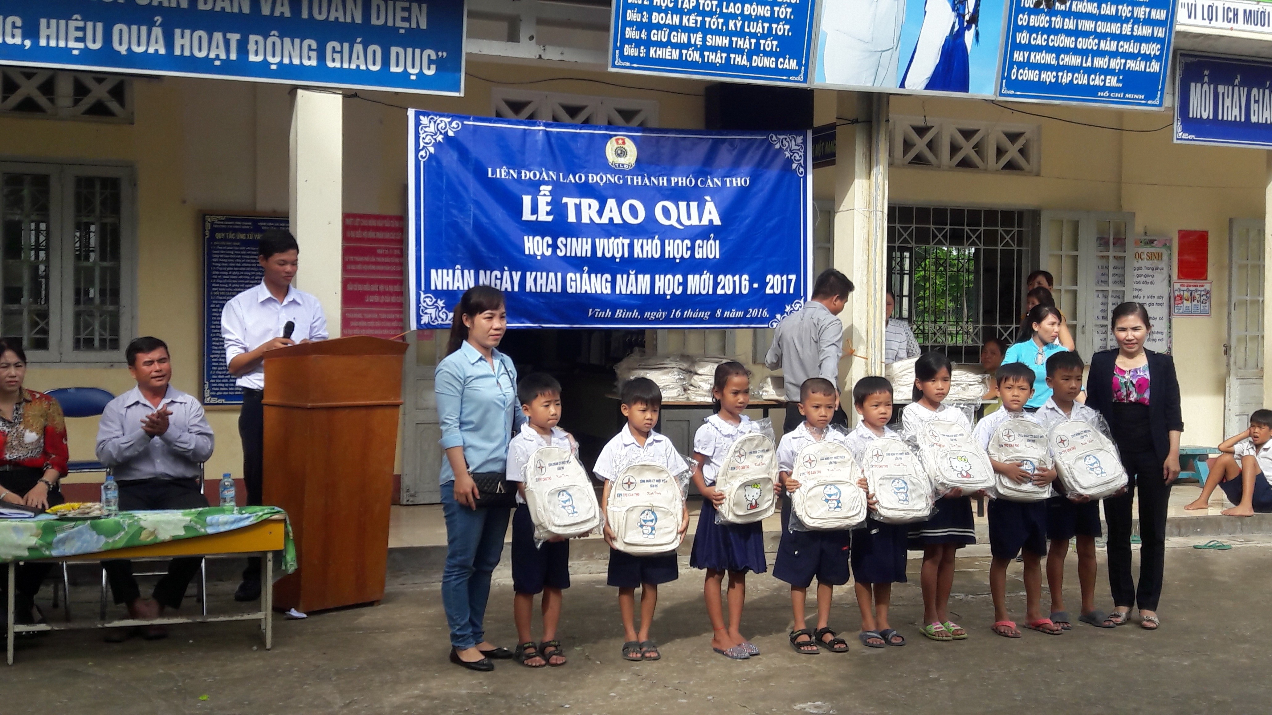 LIÊN ĐOÀN LAO ĐỘNG HUYỆN VĨNH THẠNH TỔ CHỨC THĂM VÀ TẶNG QUÀ CHO HỌC SINH VƯỢT KHÓ HỌC GIỎI  NĂM HỌC 2016 - 2017