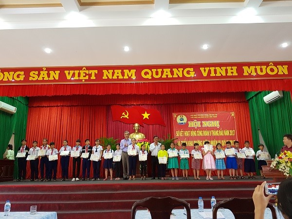 LIÊN ĐOÀN LAO ĐỘNG HUYỆN VĨNH THẠNH TỔ CHỨC LỄ TRAO HỌC BỔNG TẤM LÒNG VÀNG CÔNG ĐOÀN CẦN THƠ NĂM 2017