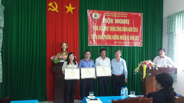 LĐLĐ HUYỆN VĨNH THẠNH TỔ CHỨC HỘI NGHỊ TỔNG KẾT NĂM 2016, TRIỂN KHAI PHƯƠNG HƯỚNG NHIỆM VỤ 2017 VÀ TRAO QUÀ TẾT NGUYÊN ĐÁN CHO ĐOÀN VIÊN, CÔNG NHÂN LAO ĐỘNG NGHÈO