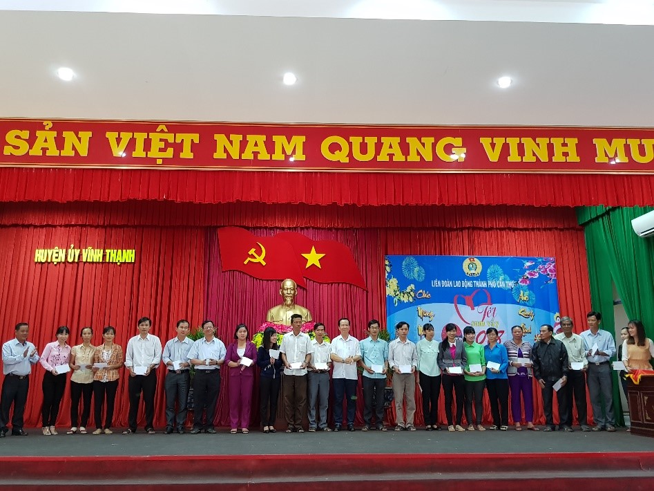 LIÊN ĐOÀN LAO ĐỘNG HUYỆN VĨNH THẠNH TỔ CHỨC TRAO QUÀ TẾT CHO CNVCLĐ NGHÈO NHÂN DỊP TẾT NGUYÊN ĐÁN 2018