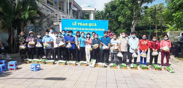 LIÊN ĐOÀN LAO ĐỘNG HUYỆN VĨNH THẠNH PHỐI HỢP VỚI ĐOÀN TỪ THIỆN PHÁT QUÀ CHO NGƯỜI NGHÈO