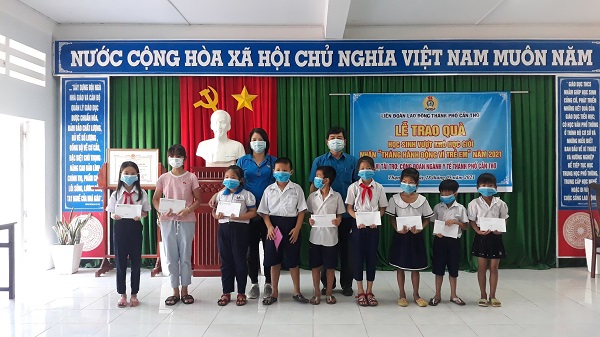 LIÊN ĐOÀN LAO ĐỘNG THÀNH PHỐ TỔ CHỨC TRAO QUÀ CHO CÁC EM HỌC SINH VƯỢT KHÓ HỌC GIỎI NĂM HỌC 2020 – 2021 TRÊN ĐỊA BÀN HUYỆN VĨNH THẠNH